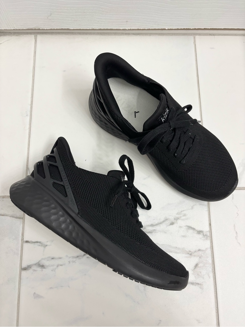 Kizik Athens Sneakers Womenโs 8.5 Wide Black Hands Free Labs